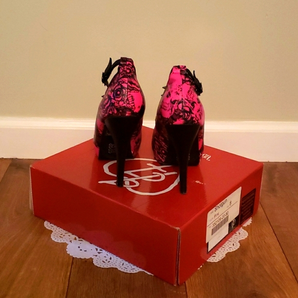 JustFab Size 8 Hot Pink Skull & Roses Spike Heels - Picture 3 of 7